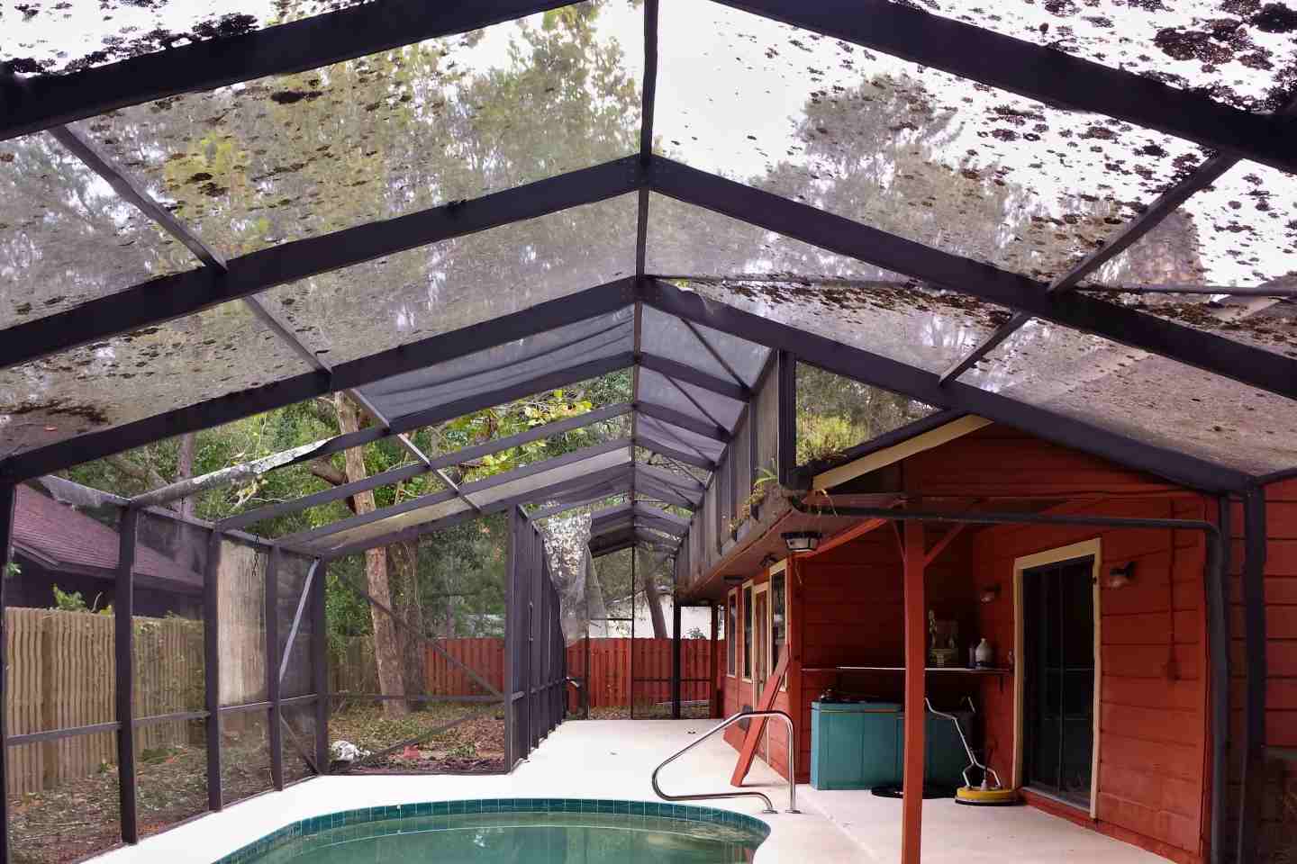 01-before-pool-enclosure-roof-re-screen.jpg
